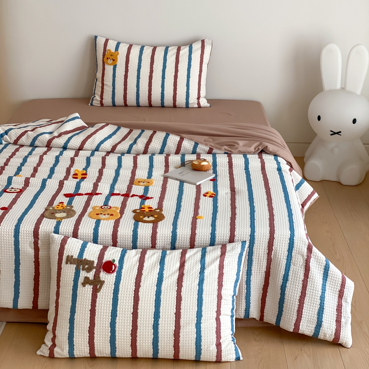 91家纺网 家纺一手货源 找家纺 鸣升家纺 2026新款a类全棉华夫格贴布绣全棉夏被四件套空调被芯夏凉被棉花被 小熊蓝红条