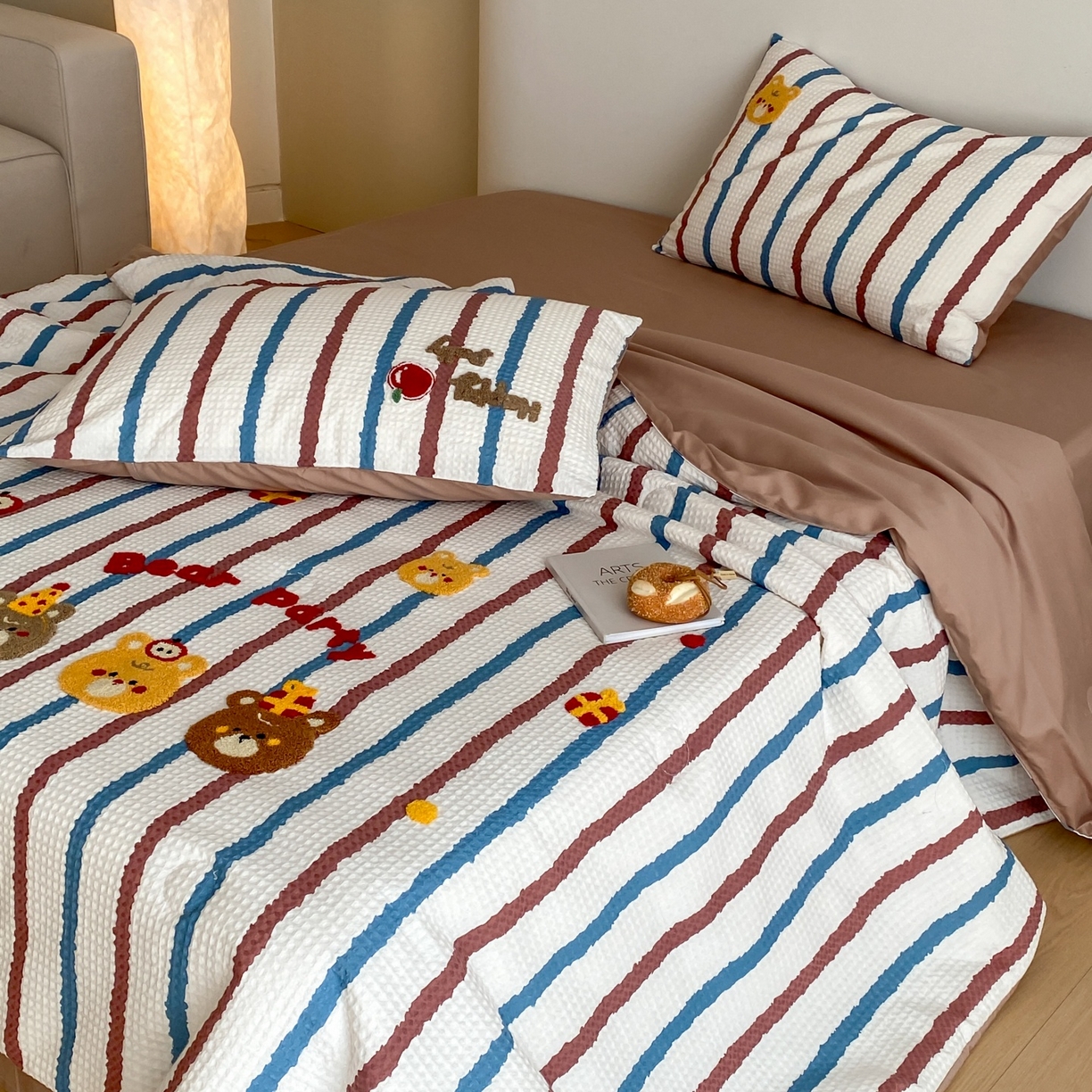 91家纺网 家纺一手货源 找家纺 鸣升家纺 2026新款a类全棉华夫格贴布绣全棉夏被四件套空调被芯夏凉被棉花被 小熊蓝红条