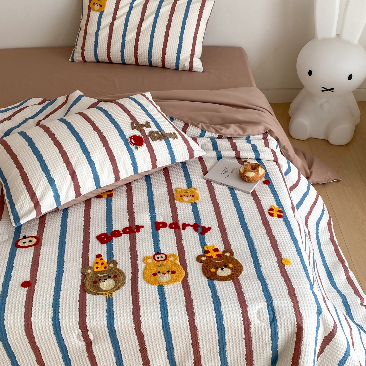 91家纺网 家纺一手货源 找家纺 鸣升家纺 2026新款a类全棉华夫格贴布绣全棉夏被四件套空调被芯夏凉被棉花被 小熊蓝红条