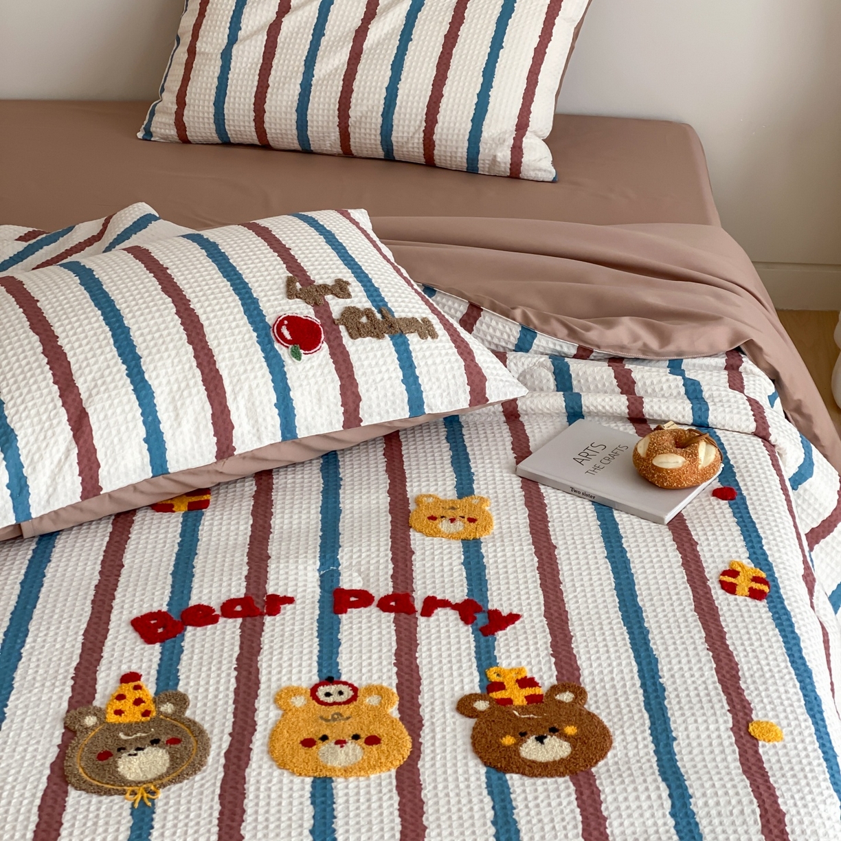 91家纺网 家纺一手货源 找家纺 鸣升家纺 2026新款a类全棉华夫格贴布绣全棉夏被四件套空调被芯夏凉被棉花被 小熊蓝红条