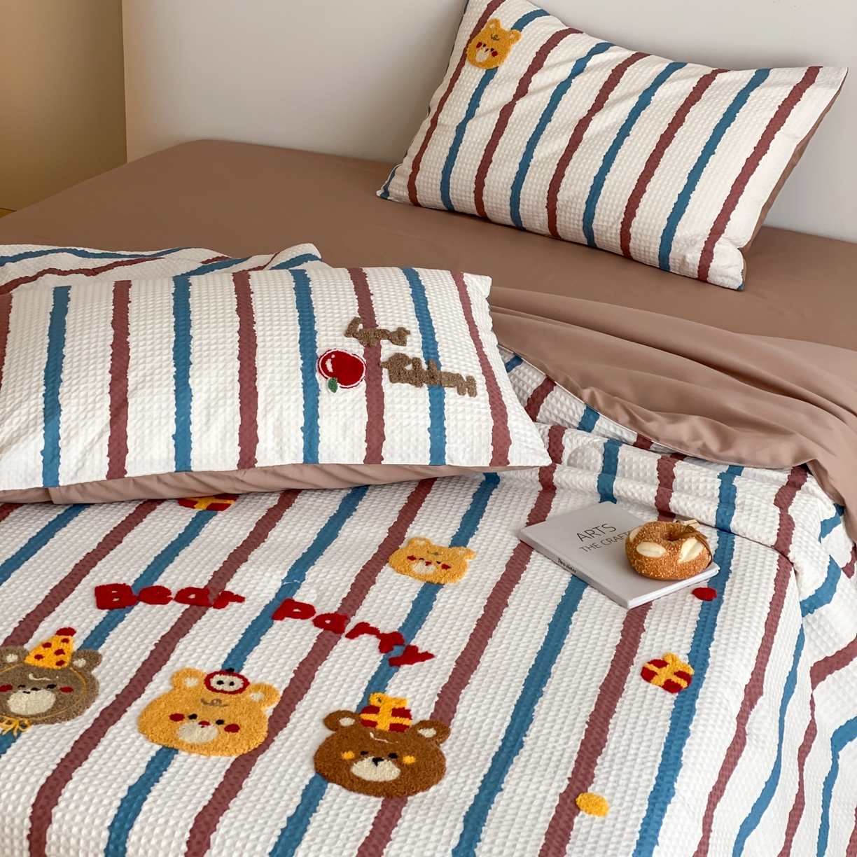 91家纺网 家纺一手货源 找家纺 鸣升家纺 2026新款a类全棉华夫格贴布绣全棉夏被四件套空调被芯夏凉被棉花被 小熊蓝红条