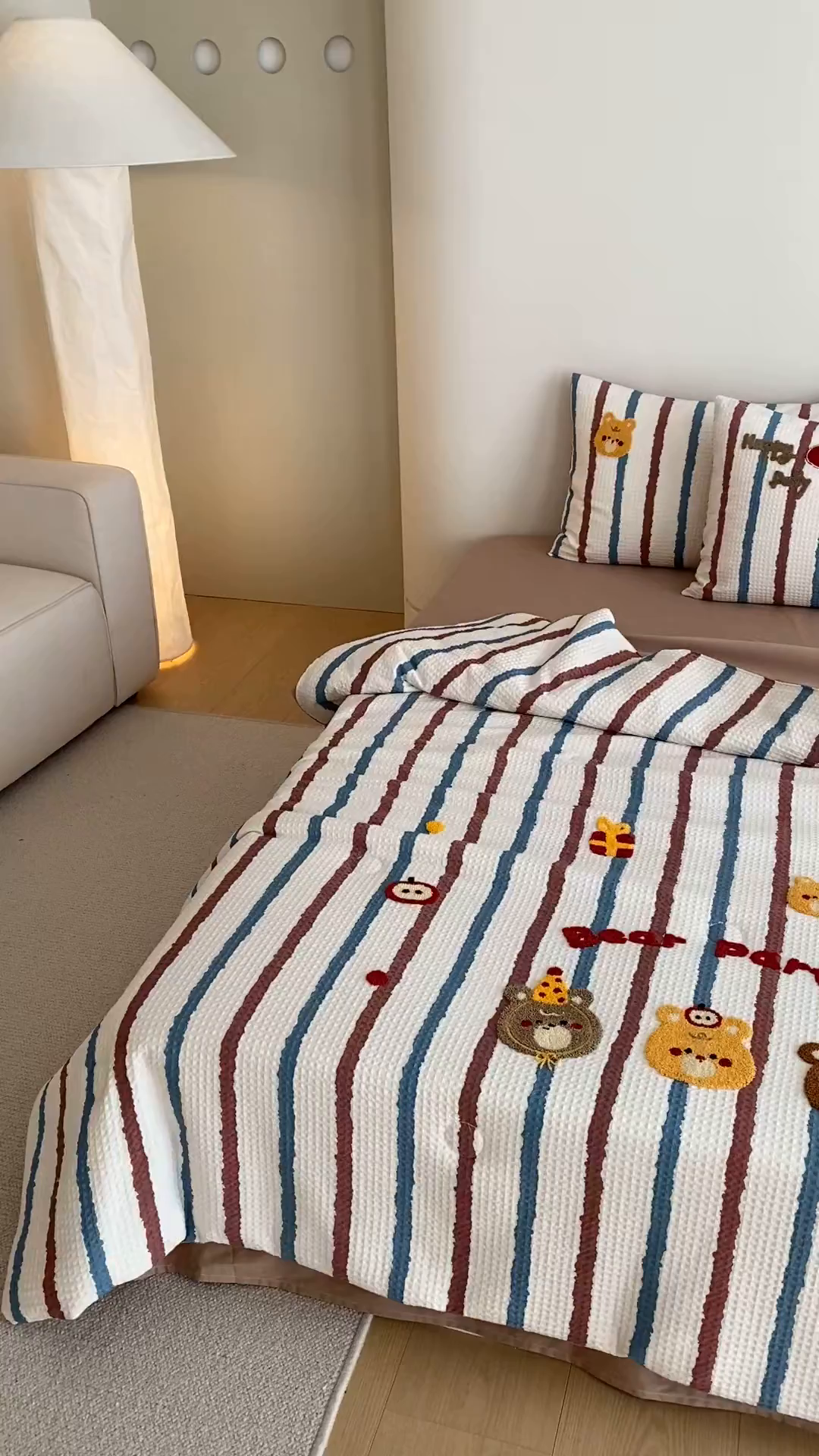 91家纺网 家纺一手货源 找家纺 鸣升家纺 2026新款a类全棉华夫格贴布绣全棉夏被四件套空调被芯夏凉被棉花被 小熊蓝红条