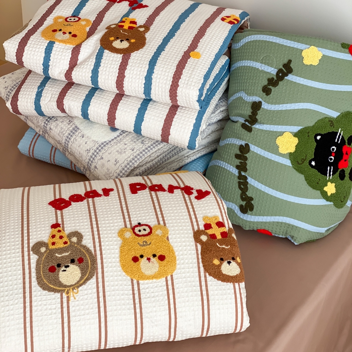 91家纺网 家纺一手货源 找家纺 鸣升家纺 2026新款a类全棉华夫格贴布绣全棉夏被四件套空调被芯夏凉被棉花被 组合图