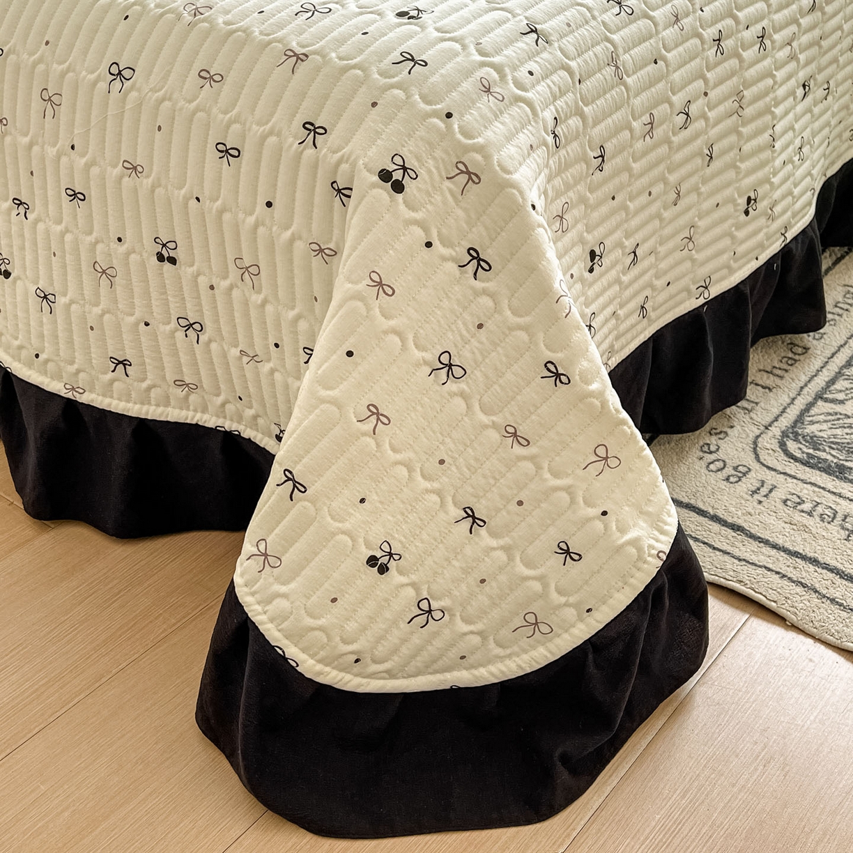 91家纺网 家纺一手货源 找家纺 美梦家纺 2026新款赫本风云感棉床盖四件套 黑樱梦境