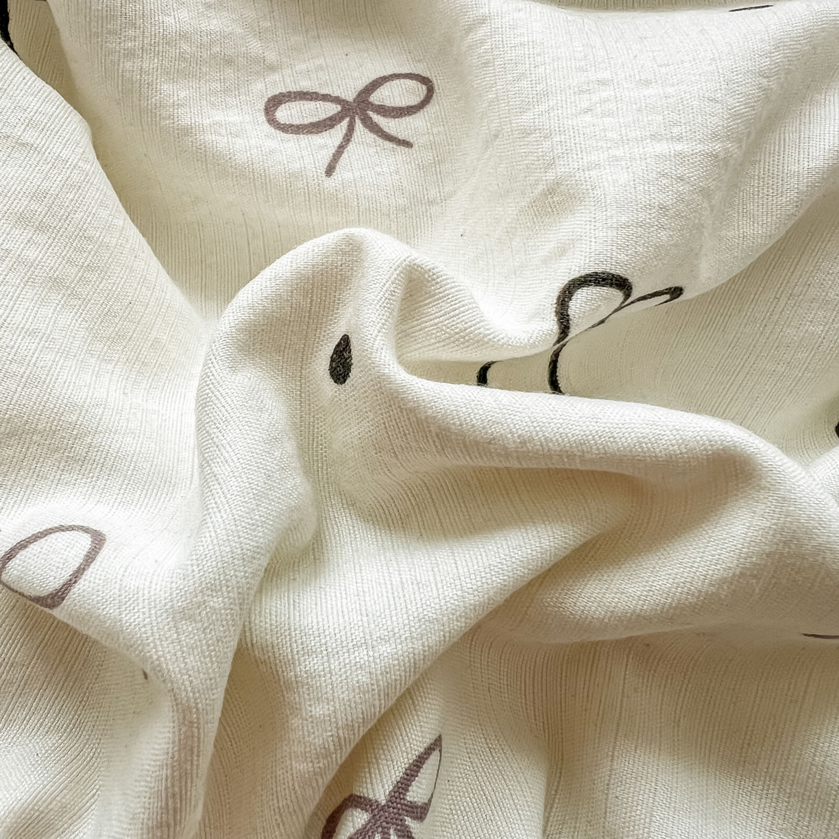 91家纺网 家纺一手货源 找家纺 美梦家纺 2026新款赫本风云感棉床盖四件套 黑樱梦境