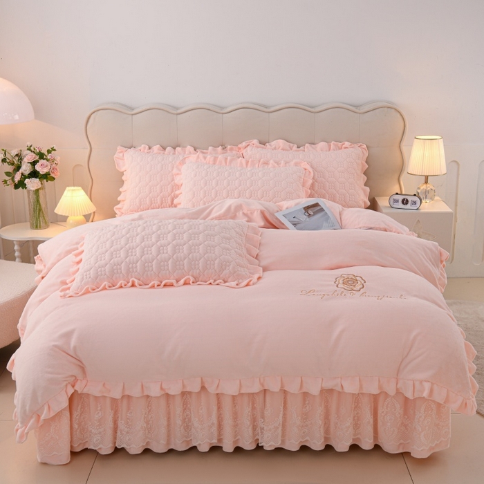 91家纺网 家纺一手货源 找家纺 （总）优家居工厂店 2026新款240克高克重牛奶绒韩版刺绣花牛奶绒夹棉床盖四件套