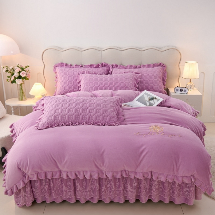 91家纺网 家纺一手货源 找家纺 （总）优家居工厂店 2026新款240克高克重牛奶绒韩版刺绣花牛奶绒夹棉床盖四件套