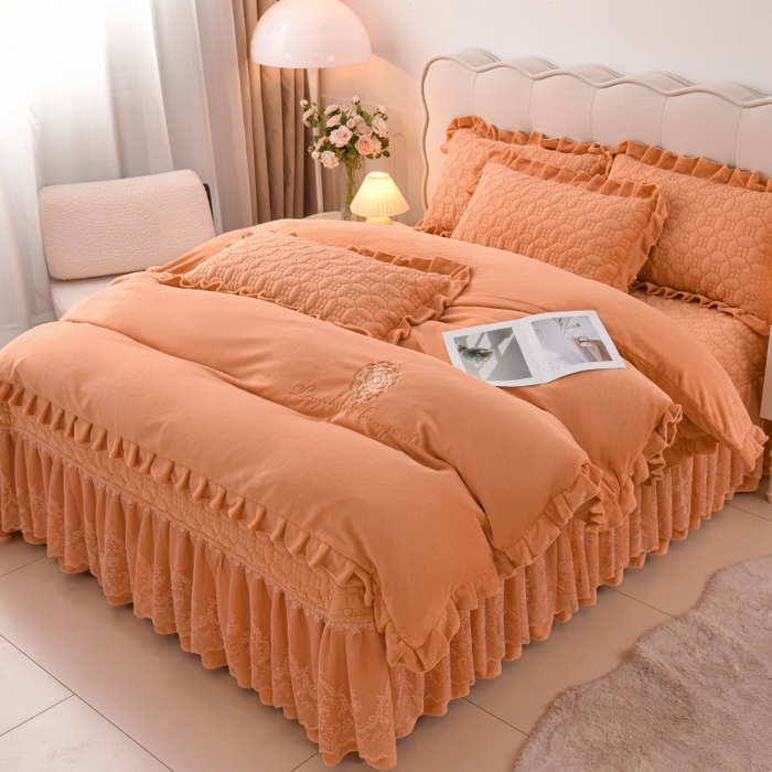 91家纺网 家纺一手货源 找家纺 优家居工厂店 2026新款240克高克重牛奶绒韩版刺绣花牛奶绒夹棉床盖四件套 栀子花-橙色