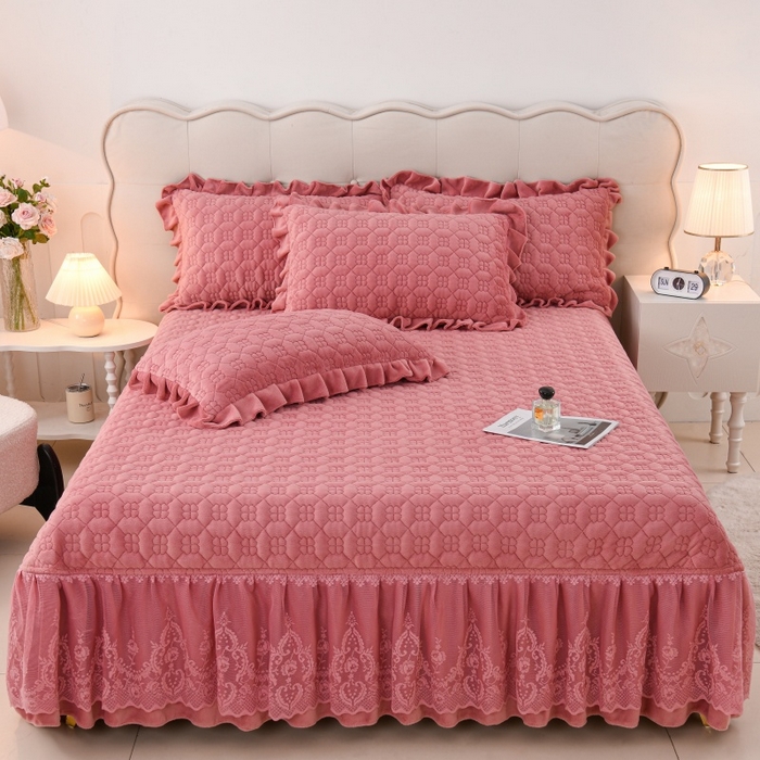 91家纺网 家纺一手货源 找家纺 优家居工厂店 2026新款240克高克重牛奶绒韩版刺绣花牛奶绒夹棉床盖四件套 栀子花-豆沙