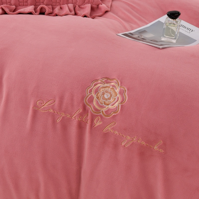 91家纺网 家纺一手货源 找家纺 优家居工厂店 2026新款240克高克重牛奶绒韩版刺绣花牛奶绒夹棉床盖四件套 栀子花-豆沙