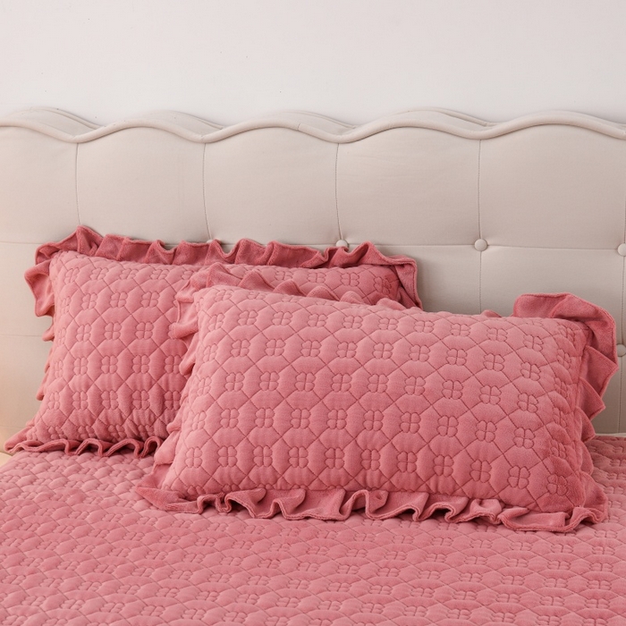 91家纺网 家纺一手货源 找家纺 优家居工厂店 2026新款240克高克重牛奶绒韩版刺绣花牛奶绒夹棉床盖四件套 栀子花-豆沙