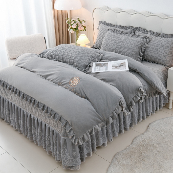 91家纺网 家纺一手货源 找家纺 优家居工厂店 2026新款240克高克重牛奶绒韩版刺绣花牛奶绒夹棉床盖四件套 栀子花-灰色