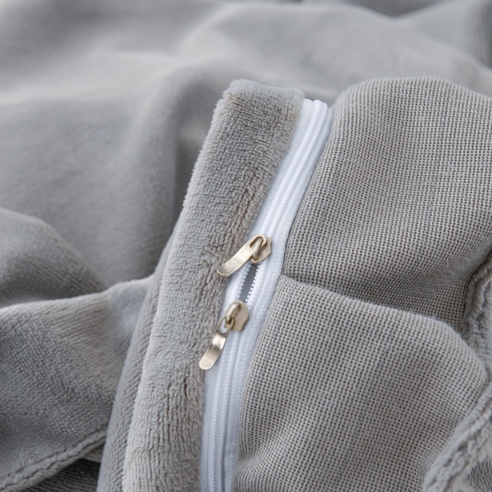 91家纺网 家纺一手货源 找家纺 优家居工厂店 2026新款240克高克重牛奶绒韩版刺绣花牛奶绒夹棉床盖四件套 栀子花-灰色