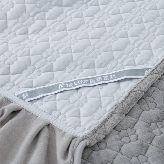 91家纺网 家纺一手货源 找家纺 优家居工厂店 2026新款240克高克重牛奶绒韩版刺绣花牛奶绒夹棉床盖四件套 栀子花-灰色