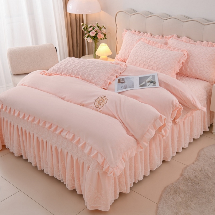 91家纺网 家纺一手货源 找家纺 优家居工厂店 2026新款240克高克重牛奶绒韩版刺绣花牛奶绒夹棉床盖四件套 栀子花-浅粉