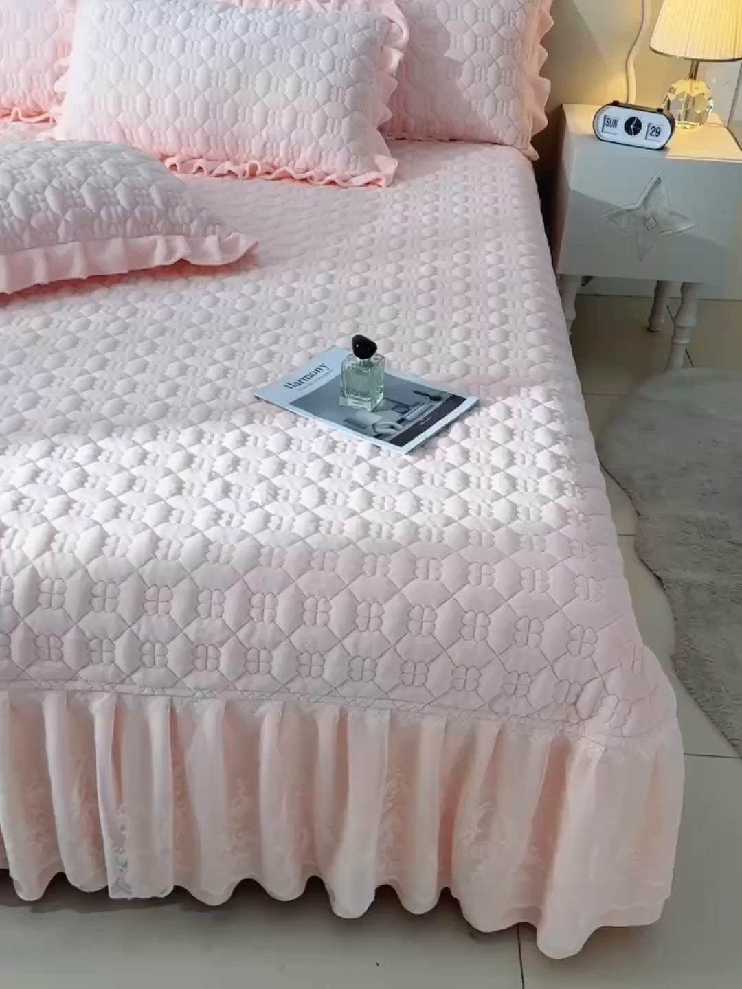 91家纺网 家纺一手货源 找家纺 优家居工厂店 2026新款240克高克重牛奶绒韩版刺绣花牛奶绒夹棉床盖四件套 栀子花-浅粉