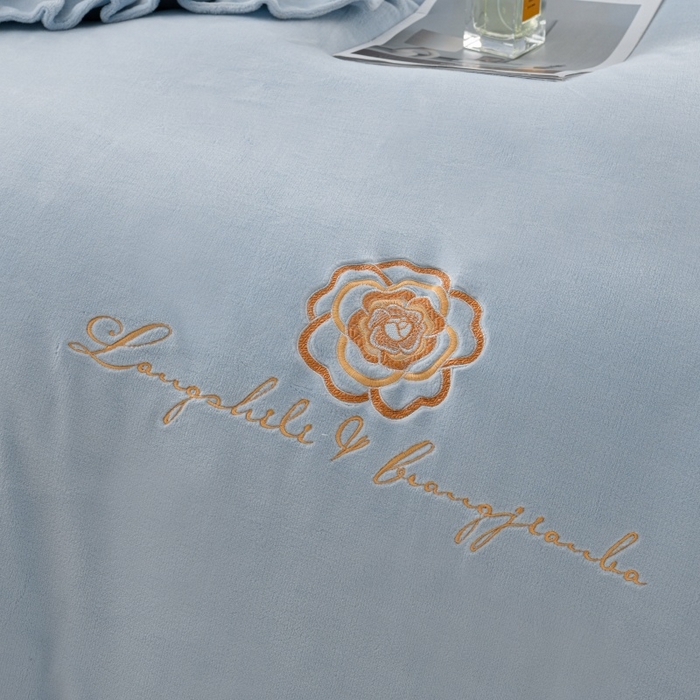 91家纺网 家纺一手货源 找家纺 优家居工厂店 2026新款240克高克重牛奶绒韩版刺绣花牛奶绒夹棉床盖四件套 栀子花-浅蓝