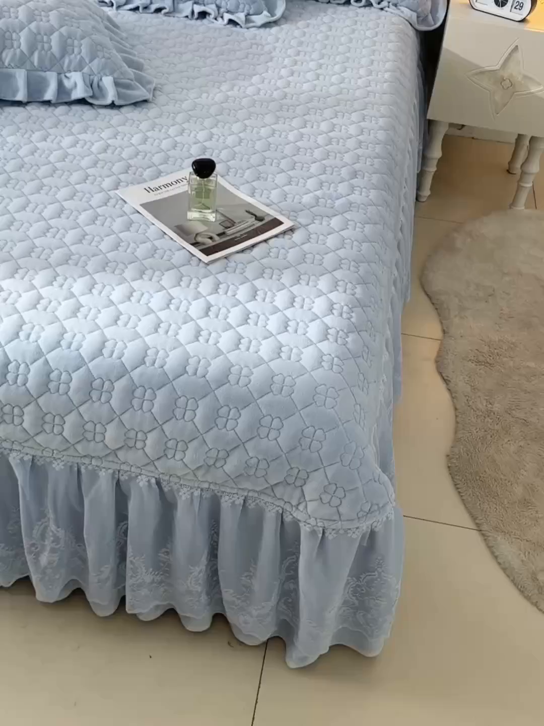 91家纺网 家纺一手货源 找家纺 优家居工厂店 2026新款240克高克重牛奶绒韩版刺绣花牛奶绒夹棉床盖四件套 栀子花-浅蓝