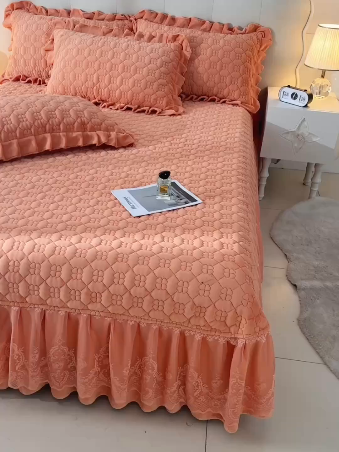 91家纺网 家纺一手货源 找家纺 （总）优家居工厂店 2026新款240克高克重牛奶绒韩版牛奶绒夹棉床盖三件套床裙三件套直播热款-栀子花