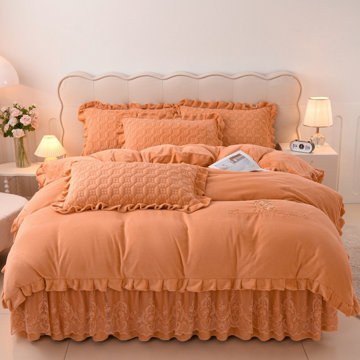 91家纺网 家纺一手货源 找家纺 （总）优家居工厂店 2026新款240克高克重牛奶绒韩版牛奶绒夹棉床盖三件套床裙三件套直播热款-栀子花