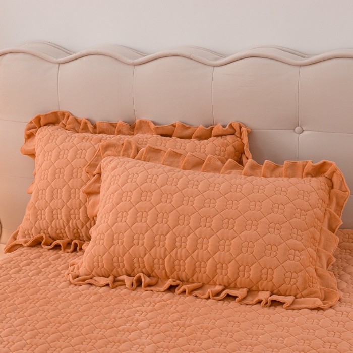 91家纺网 家纺一手货源 找家纺 （总）优家居工厂店 2026新款240克高克重牛奶绒韩版牛奶绒夹棉床盖三件套床裙三件套直播热款-栀子花