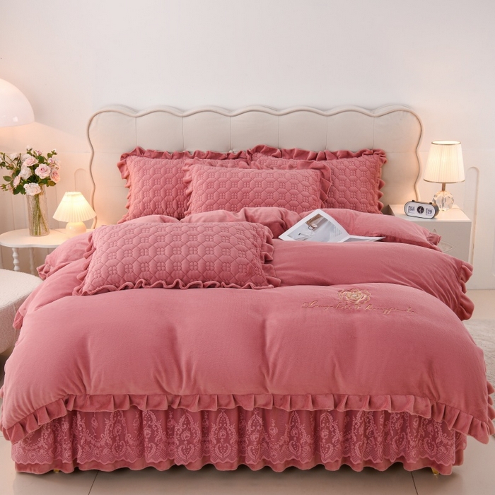 91家纺网 家纺一手货源 找家纺 优家居工厂店 2026新款240克高克重牛奶绒韩版牛奶绒夹棉床盖三件套床裙三件套直播热款-栀子花 栀子花-豆沙