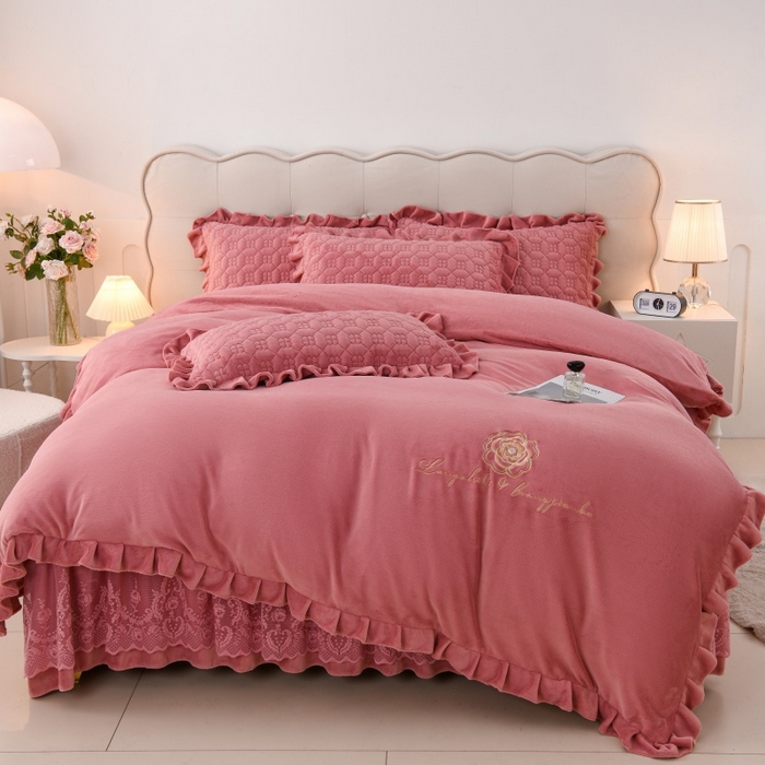 91家纺网 家纺一手货源 找家纺 优家居工厂店 2026新款240克高克重牛奶绒韩版牛奶绒夹棉床盖三件套床裙三件套直播热款-栀子花 栀子花-豆沙