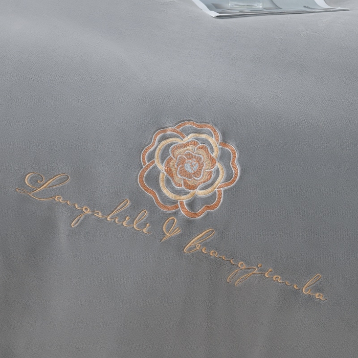 91家纺网 家纺一手货源 找家纺 优家居工厂店 2026新款240克高克重牛奶绒韩版牛奶绒夹棉床盖三件套床裙三件套直播热款-栀子花 栀子花-灰色