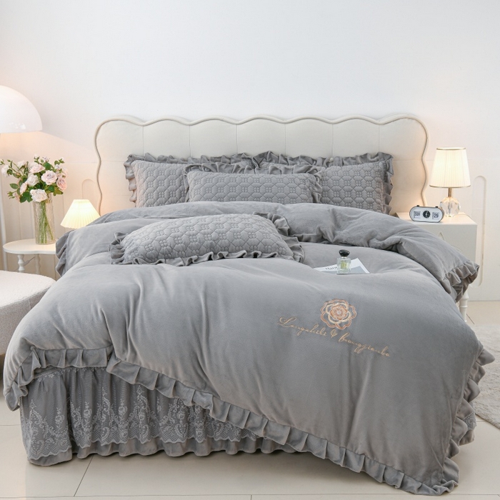 91家纺网 家纺一手货源 找家纺 优家居工厂店 2026新款240克高克重牛奶绒韩版牛奶绒夹棉床盖三件套床裙三件套直播热款-栀子花 栀子花-灰色