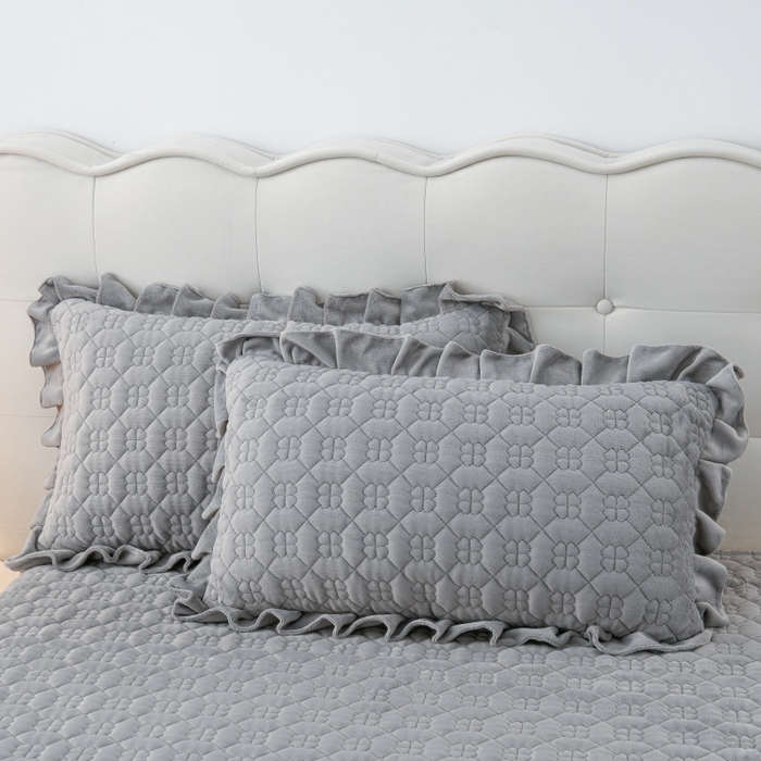 91家纺网 家纺一手货源 找家纺 优家居工厂店 2026新款240克高克重牛奶绒韩版牛奶绒夹棉床盖三件套床裙三件套直播热款-栀子花 栀子花-灰色