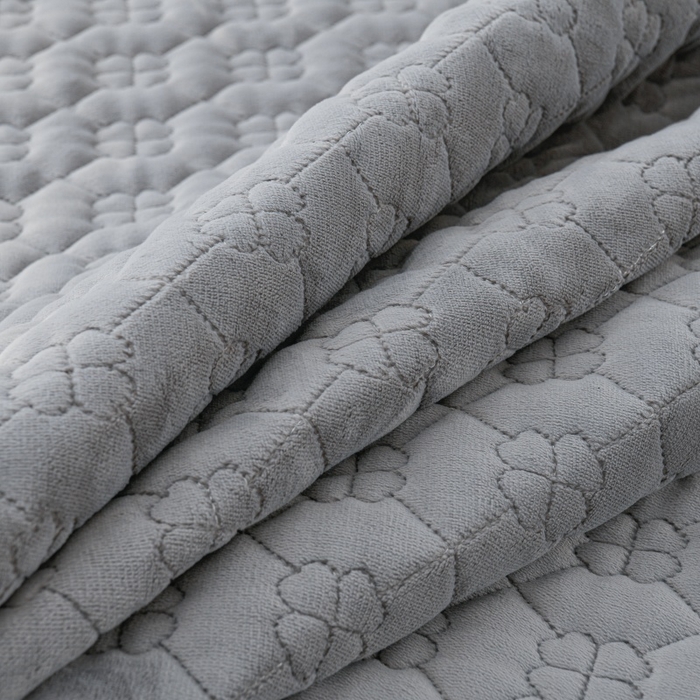 91家纺网 家纺一手货源 找家纺 优家居工厂店 2026新款240克高克重牛奶绒韩版牛奶绒夹棉床盖三件套床裙三件套直播热款-栀子花 栀子花-灰色