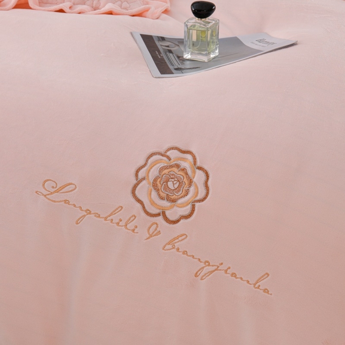 91家纺网 家纺一手货源 找家纺 优家居工厂店 2026新款240克高克重牛奶绒韩版牛奶绒夹棉床盖三件套床裙三件套直播热款-栀子花 栀子花-浅粉