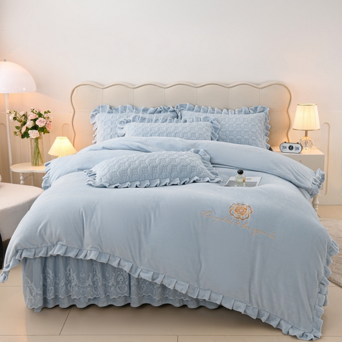 91家纺网 家纺一手货源 找家纺 优家居工厂店 2026新款240克高克重牛奶绒韩版牛奶绒夹棉床盖三件套床裙三件套直播热款-栀子花 栀子花-浅蓝