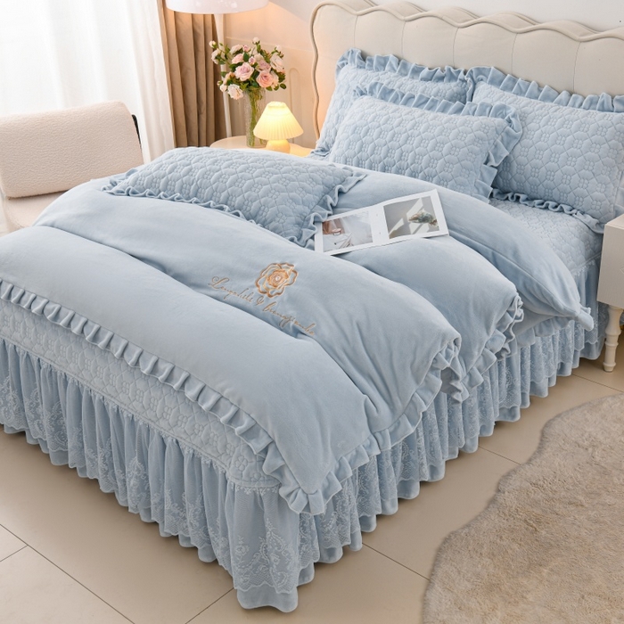 91家纺网 家纺一手货源 找家纺 优家居工厂店 2026新款240克高克重牛奶绒韩版牛奶绒夹棉床盖三件套床裙三件套直播热款-栀子花 栀子花-浅蓝