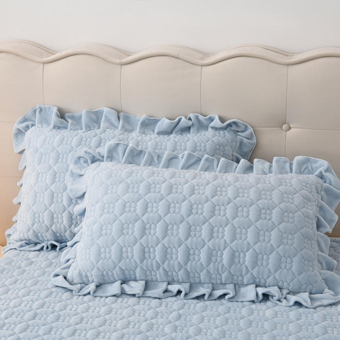 91家纺网 家纺一手货源 找家纺 优家居工厂店 2026新款240克高克重牛奶绒韩版牛奶绒夹棉床盖三件套床裙三件套直播热款-栀子花 栀子花-浅蓝