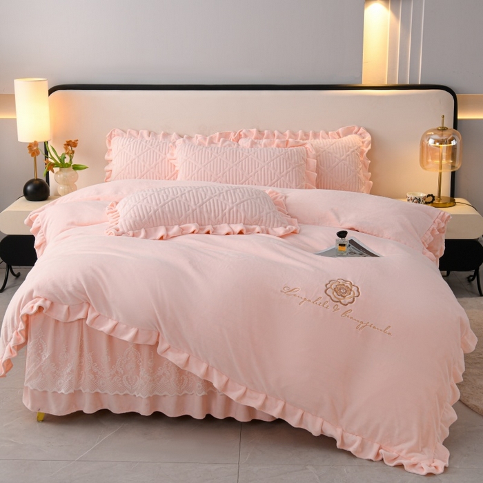 91家纺网 家纺一手货源 找家纺 优家居工厂店 2026新品240克高克重牛奶绒韩版牛奶绒夹棉床裙四件套床裙三件套直播热款-东方韵 东方韵-浅粉