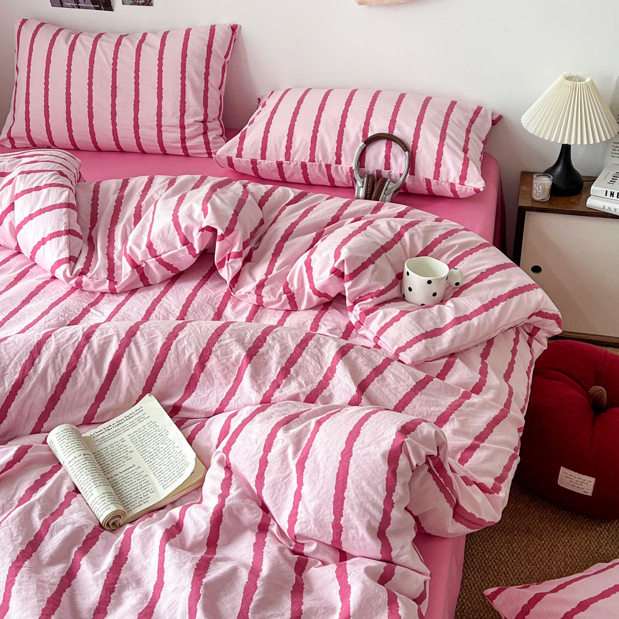 91家纺网 家纺一手货源 找家纺 逸林家纺《原希尔顿逸林》 2026新款春款简约印花古法水洗棉四件套拼色床单款床笠款四件套条纹被套单品四件套 墨染-粉