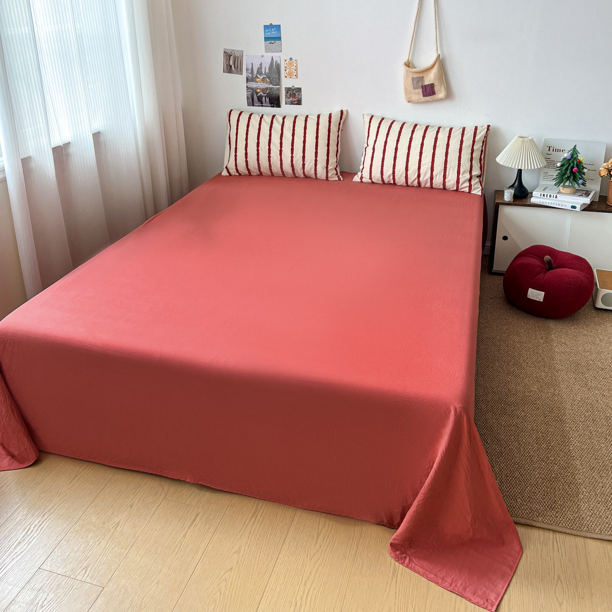 91家纺网 家纺一手货源 找家纺 逸林家纺《原希尔顿逸林》 2026新款春款简约印花古法水洗棉四件套拼色床单款床笠款四件套条纹被套单品四件套 墨染-红