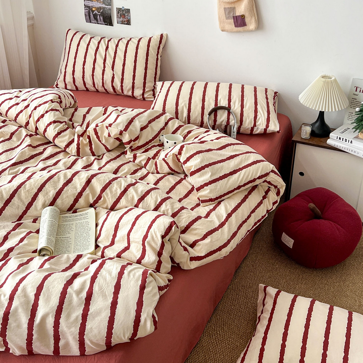 91家纺网 家纺一手货源 找家纺 逸林家纺《原希尔顿逸林》 2026新款春款简约印花古法水洗棉四件套拼色床单款床笠款四件套条纹被套单品四件套 墨染-红