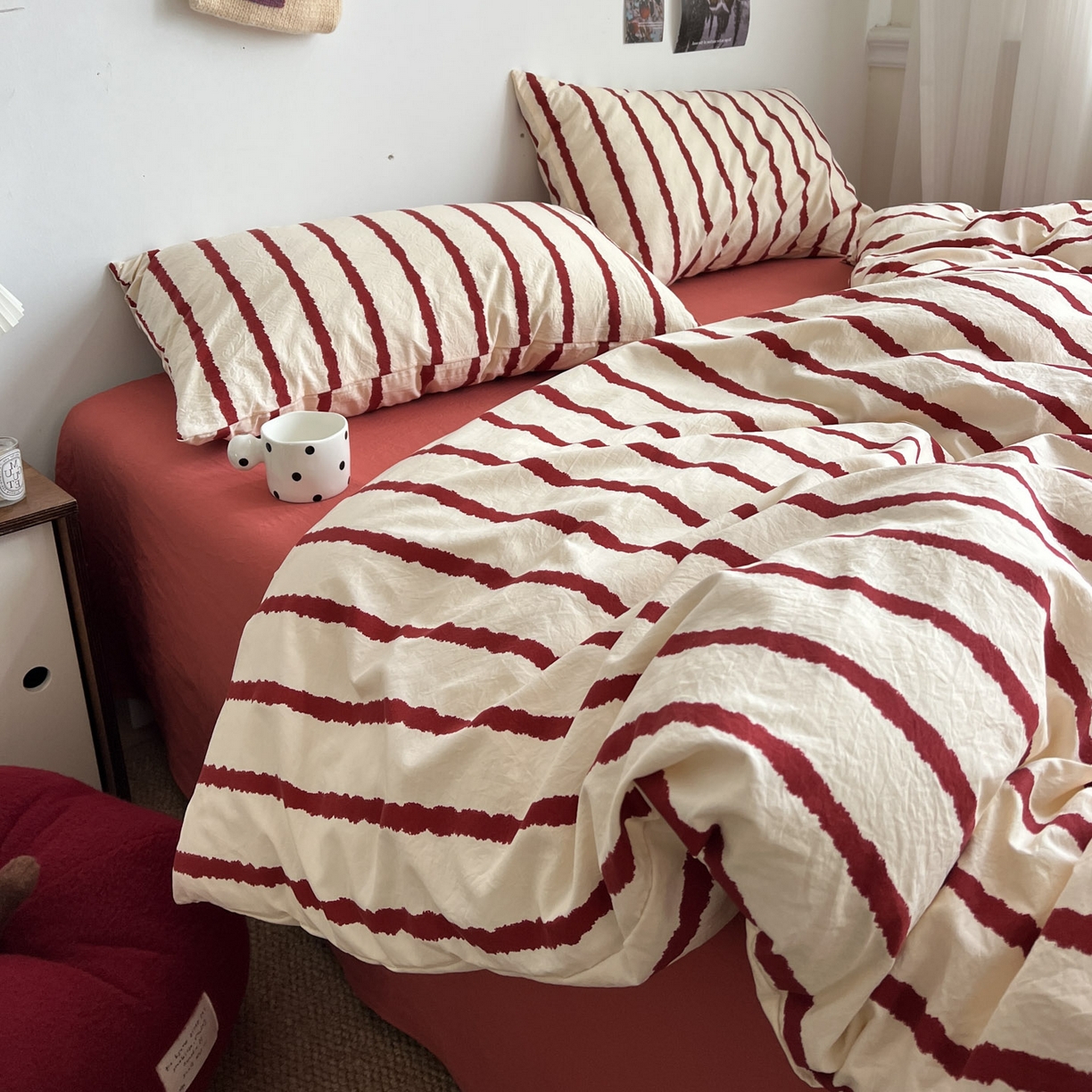 91家纺网 家纺一手货源 找家纺 逸林家纺《原希尔顿逸林》 2026新款春款简约印花古法水洗棉四件套拼色床单款床笠款四件套条纹被套单品四件套 墨染-红