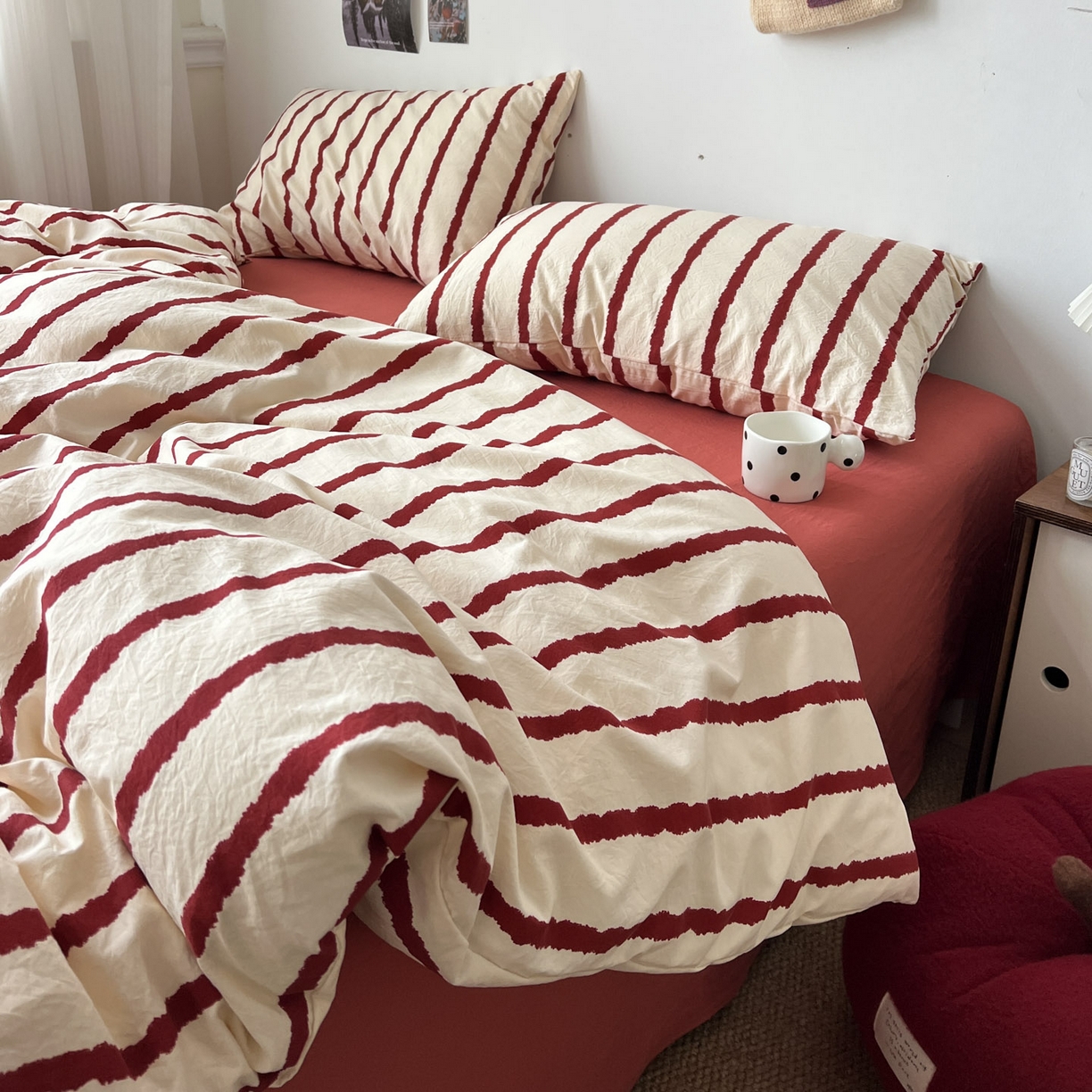 91家纺网 家纺一手货源 找家纺 逸林家纺《原希尔顿逸林》 2026新款春款简约印花古法水洗棉四件套拼色床单款床笠款四件套条纹被套单品四件套 墨染-红