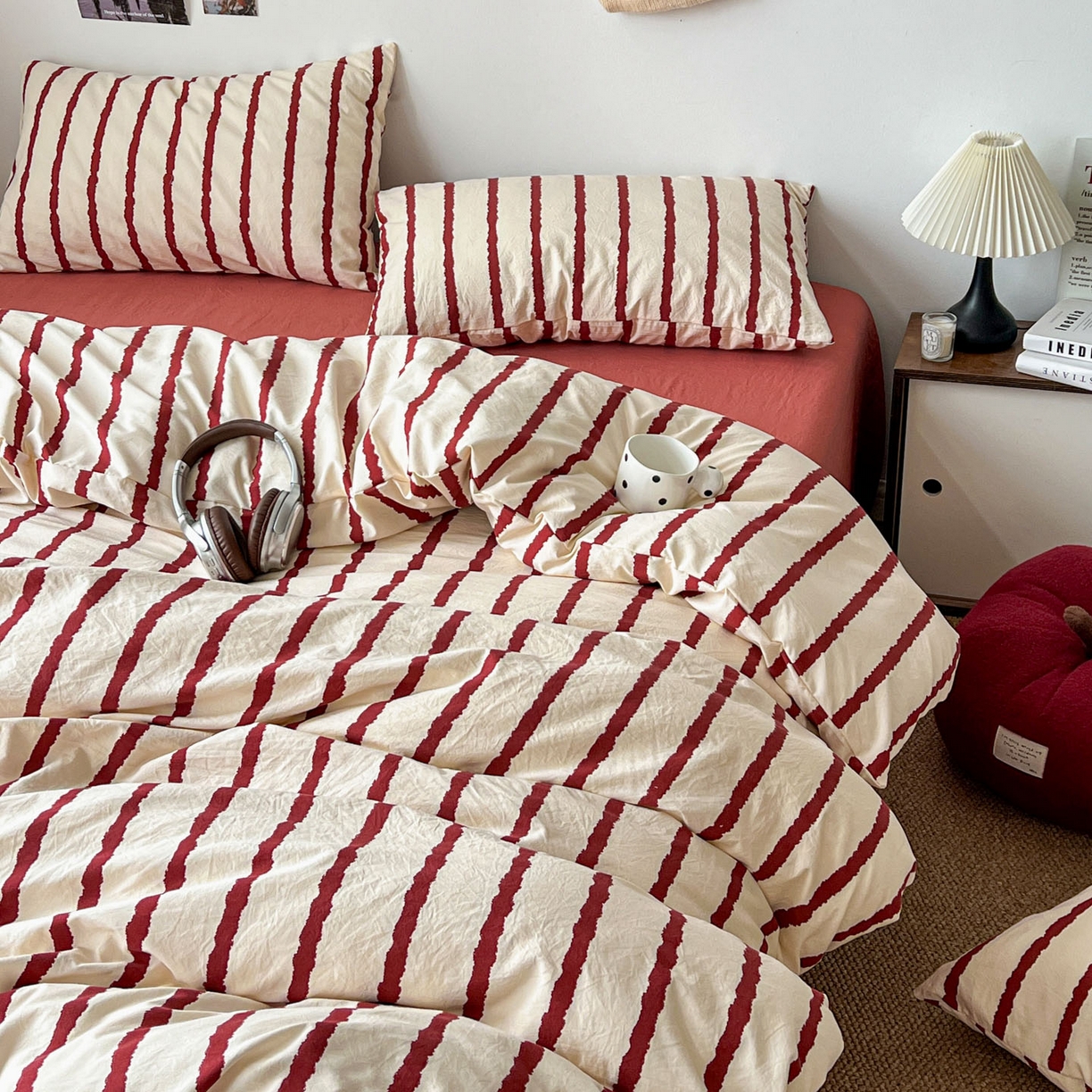 91家纺网 家纺一手货源 找家纺 逸林家纺《原希尔顿逸林》 2026新款春款简约印花古法水洗棉四件套拼色床单款床笠款四件套条纹被套单品四件套 墨染-红