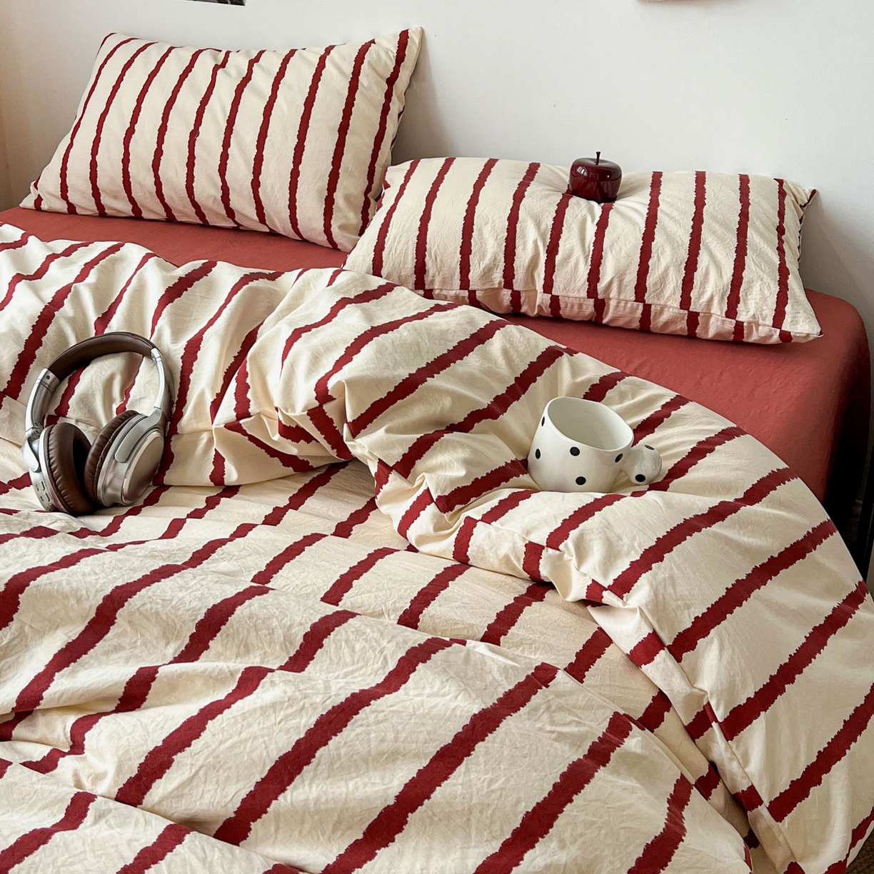 91家纺网 家纺一手货源 找家纺 逸林家纺《原希尔顿逸林》 2026新款春款简约印花古法水洗棉四件套拼色床单款床笠款四件套条纹被套单品四件套 墨染-红