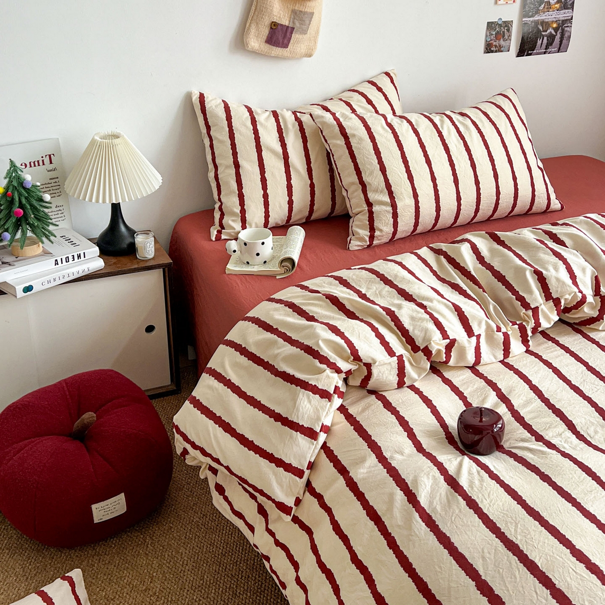 91家纺网 家纺一手货源 找家纺 逸林家纺《原希尔顿逸林》 2026新款春款简约印花古法水洗棉四件套拼色床单款床笠款四件套条纹被套单品四件套 墨染-红