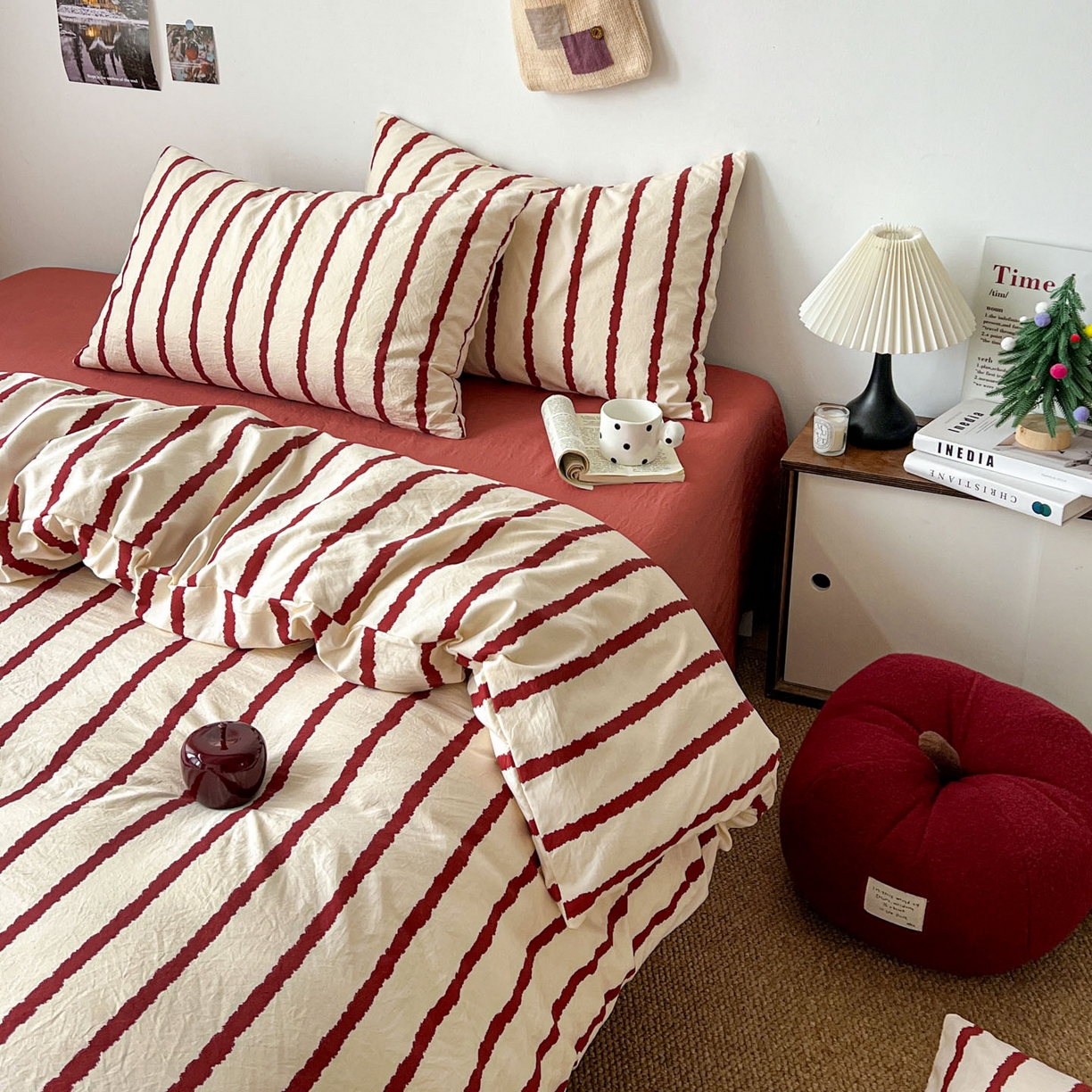 91家纺网 家纺一手货源 找家纺 逸林家纺《原希尔顿逸林》 2026新款春款简约印花古法水洗棉四件套拼色床单款床笠款四件套条纹被套单品四件套 墨染-红