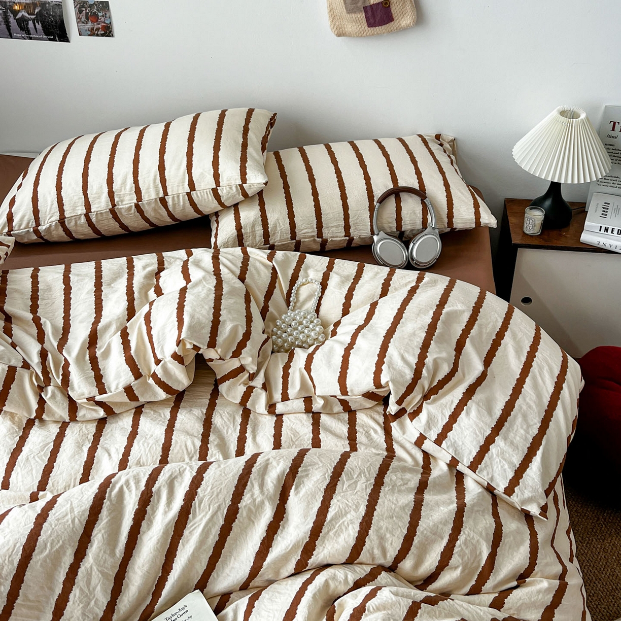 91家纺网 家纺一手货源 找家纺 逸林家纺《原希尔顿逸林》 2026新款春款简约印花古法水洗棉四件套拼色床单款床笠款四件套条纹被套单品四件套 墨染-咖