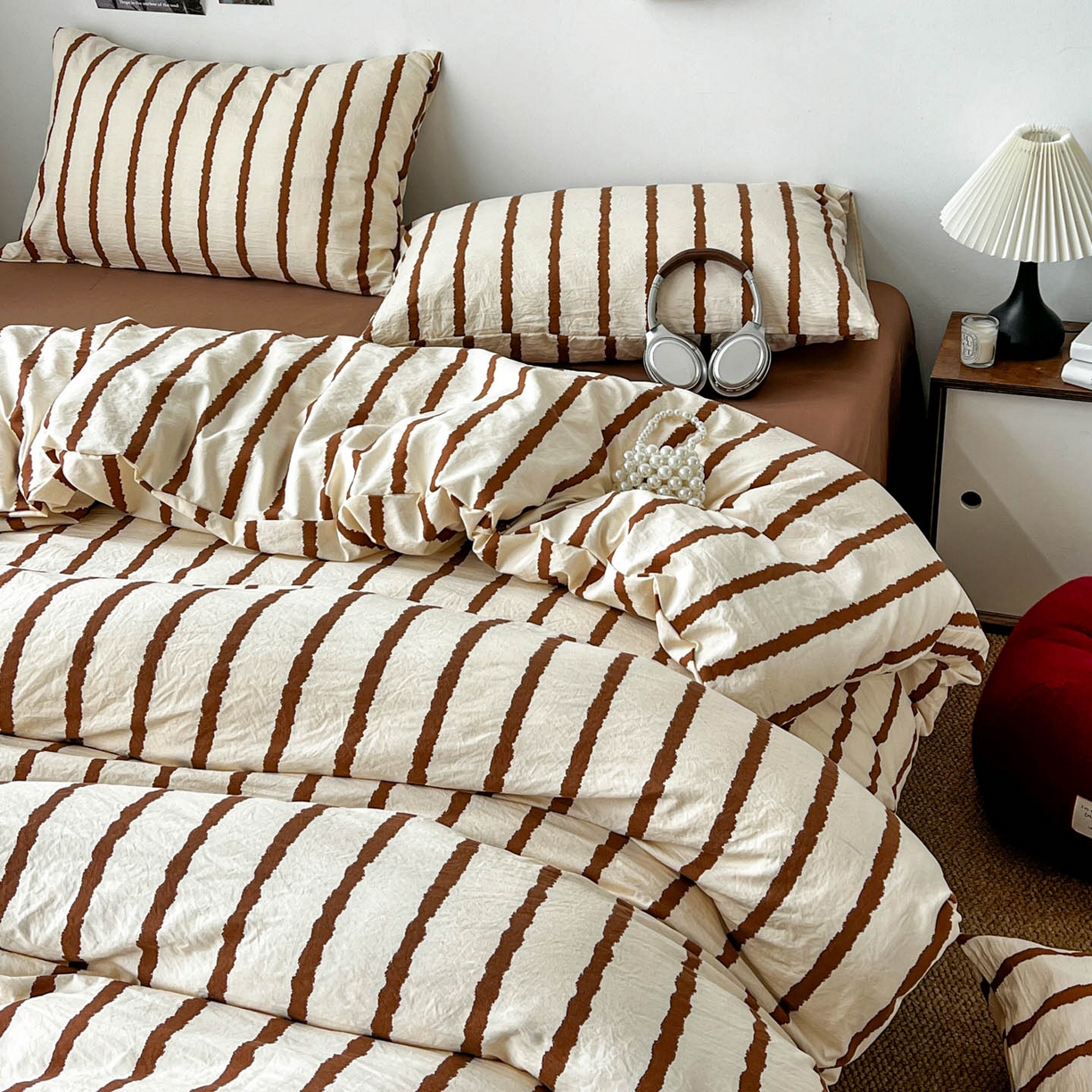 91家纺网 家纺一手货源 找家纺 逸林家纺《原希尔顿逸林》 2026新款春款简约印花古法水洗棉四件套拼色床单款床笠款四件套条纹被套单品四件套 墨染-咖