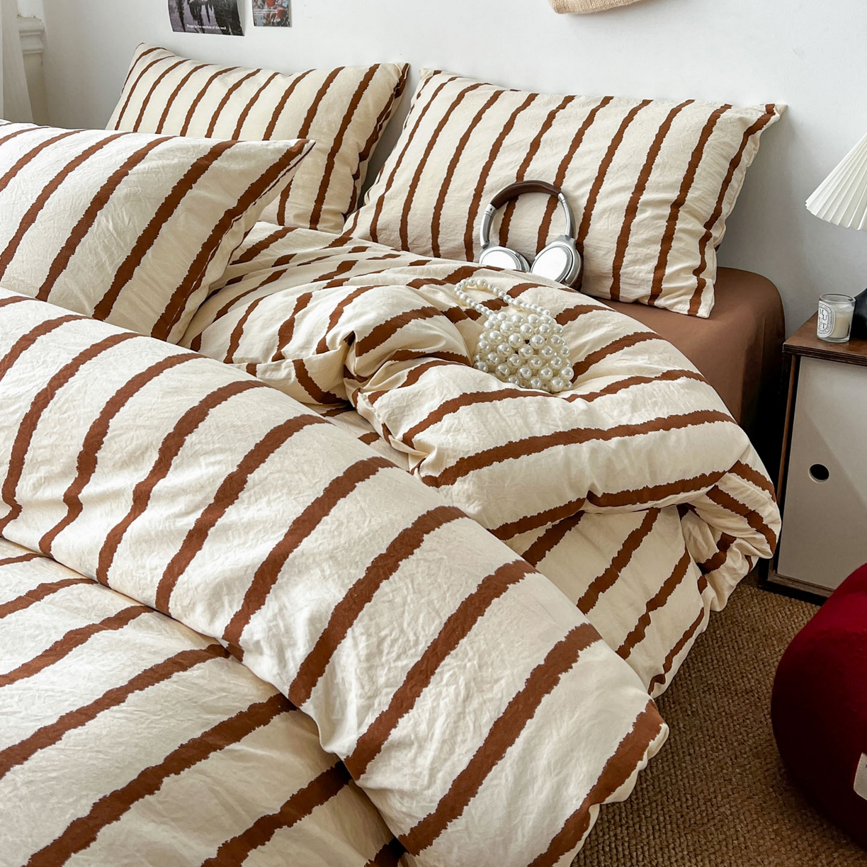 91家纺网 家纺一手货源 找家纺 逸林家纺《原希尔顿逸林》 2026新款春款简约印花古法水洗棉四件套拼色床单款床笠款四件套条纹被套单品四件套 墨染-咖