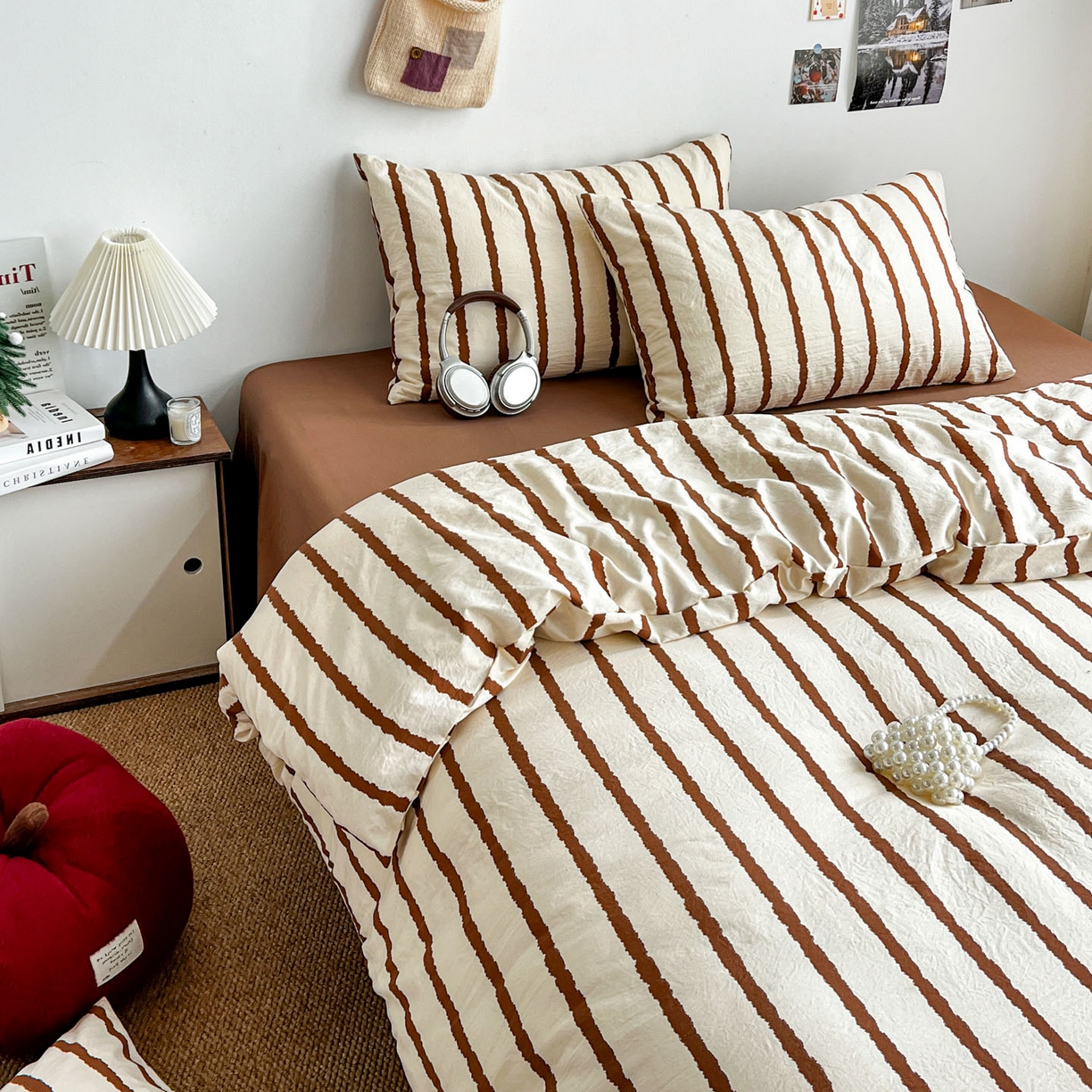 91家纺网 家纺一手货源 找家纺 逸林家纺《原希尔顿逸林》 2026新款春款简约印花古法水洗棉四件套拼色床单款床笠款四件套条纹被套单品四件套 墨染-咖