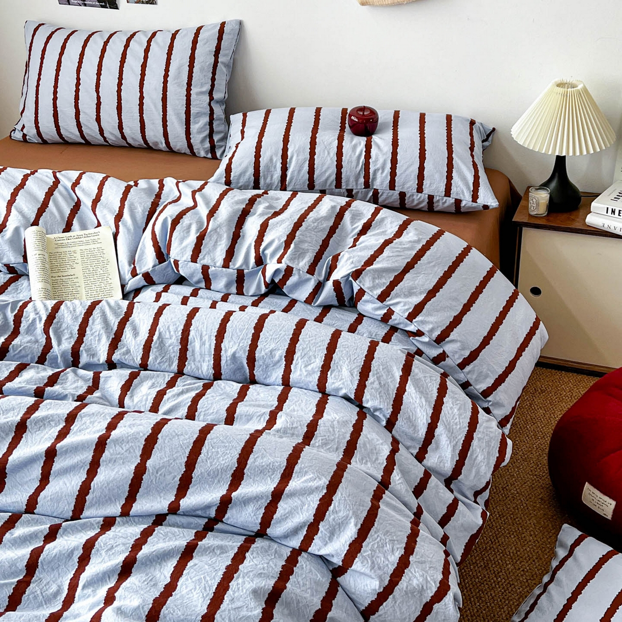 91家纺网 家纺一手货源 找家纺 逸林家纺《原希尔顿逸林》 2026新款春款简约印花古法水洗棉四件套拼色床单款床笠款四件套条纹被套单品四件套 墨染-蓝